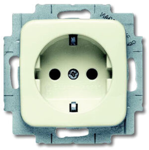 Busch-Jaeger Steckdosen-Einsatz weiß, mit erhöhtem Berührungsschutz (Kinderschutz) – 20 EUCKS-212 – Bild 1