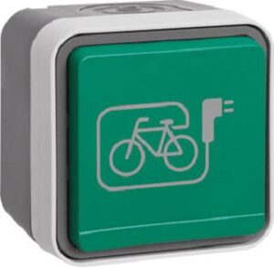 Berker Steckdose grün mit Klappdeckel 47403533 – Bild 1